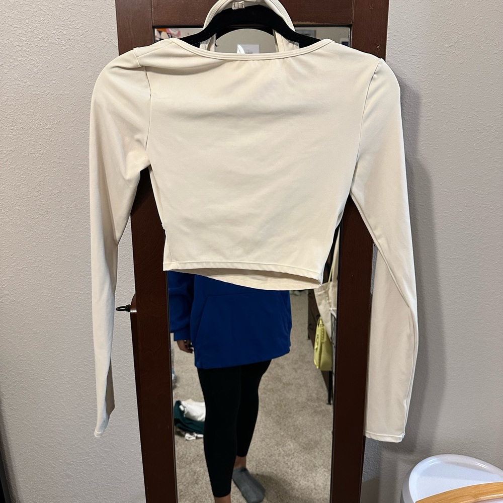 Cut out halter long sleeve workout top - Picture 2 of 2